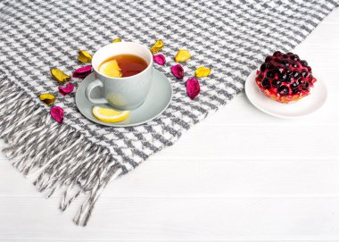 Güzel bir arka planda limonlu ve pastalı, hareketli bir sabah çayı