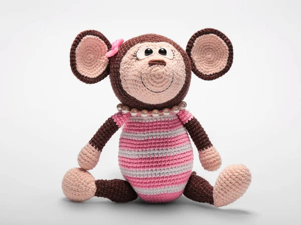 Niedliches Handgemachtes Spielzeug Gestricktes Tierchen Kleines Affenmädchen Auf Grauem Hintergrund — Stockfoto