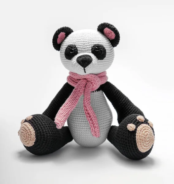 Schattig Handgemaakt Speelgoed Gebreid Diertje Panda Met Een Sjaal Zijn — Stockfoto