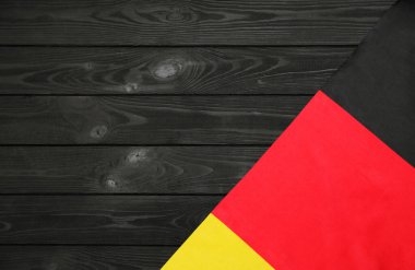 Alman ulusal bayrağı. Yakın plan. Alman sembolü. Siyah ahşap bir arka planda