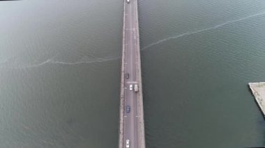 Güzel hava manzarası. Arabaların geçtiği nehirden geçen bir köprü. Doğa.