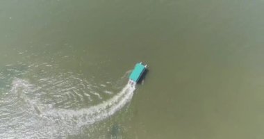 Yolcu yelkenlisi. Denizde yüzüyor. İnsanları taşır. Havadan ateş ediyorlar..