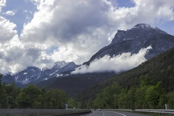 Picos de carreteras y montañas en los Alpes austríacos . — Foto de Stock