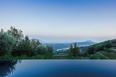 Havuzun kenarından Este Vadisi 'nin manzarası.