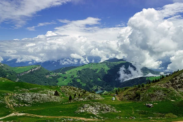 Blick auf die Almwiesen vom Gipfel des monte baldo. — Stockfoto