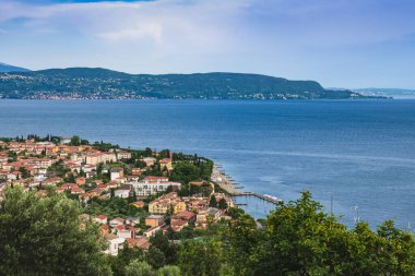 Garda Gölü kıyısında şehrin panoramik görünüm.