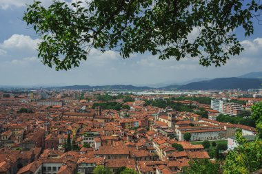 Brescia 'nın kiremit çatıları. İtalya.