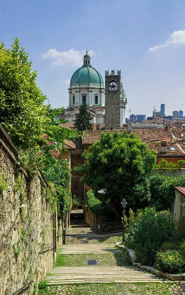 En brant gata i Brescia. Italien. — Stockfoto