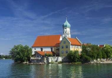 Şatoyu ve St. George kulesini görüyorum. Wasserburg Bodensee