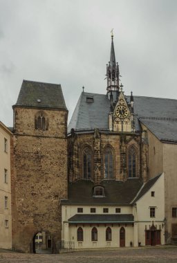 Kale kulesi ve çan kulesi. Altenburg 'da. Almanya.