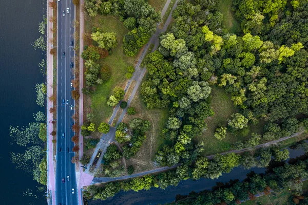Şehrin güzel manzarası, Ukrayna 'da, yol ve göllerin fotoğrafı.