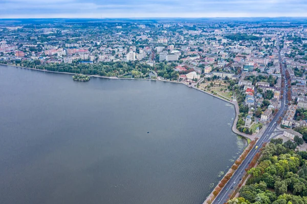 Şehrin güzel manzarası, Ukrayna 'da, yol ve göllerin fotoğrafı.