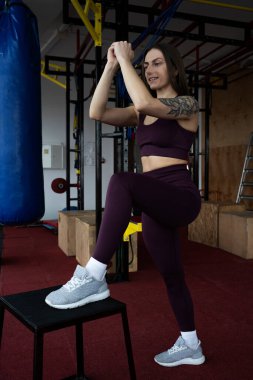 Ternopil, Ukrayna - 8 Şubat 2020. Atletik genç vücut geliştirici kadın, spor salonu, ağırlık antrenmanı, kas, dövmeli, kardiyo sporu eğitimi yaşam tarzı konsepti geçmişi, 