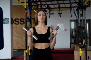 Ternopil, Ukrayna - 8 Şubat 2020. Atletik genç vücut geliştirici kadın, spor salonu, ağırlık antrenmanı, kas, dövmeli, kardiyo sporu eğitimi yaşam tarzı konsepti geçmişi, 