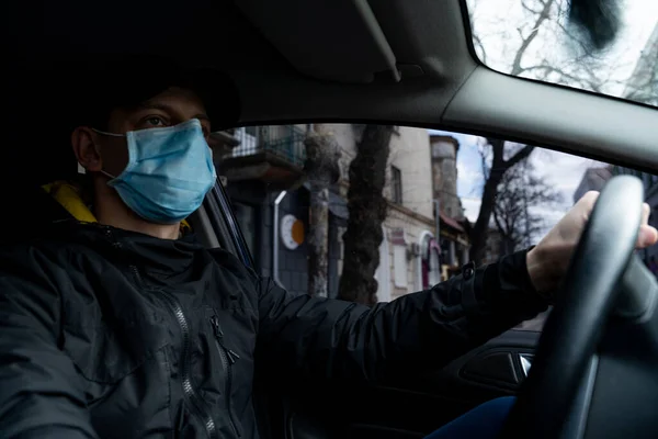 NEW YORK, ABD - 1 Nisan 2019: Adam karantina sırasında arabada, güvenlik için koruyucu maske ve eldiven takıyor.