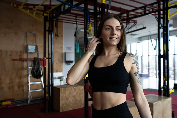 Ternopil, Ukrayna - 8 Şubat 2020. Atletik genç vücut geliştirici kadın, spor salonu, ağırlık antrenmanı, kas, dövmeli, kardiyo sporu eğitimi yaşam tarzı konsepti geçmişi, 