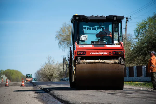 Asfalt rulo, yeni bir yol rulo. yol yapımı