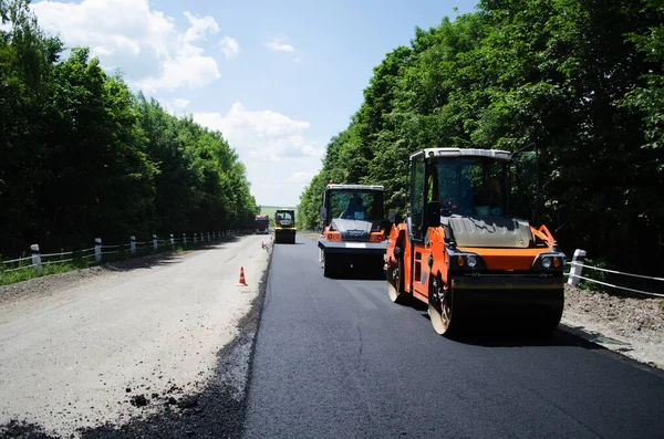 Asfalt rulo, yeni bir yol rulo. yol yapımı