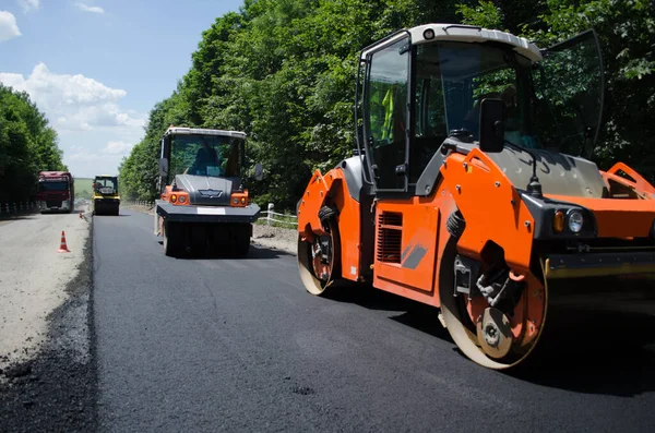Asfalt rulo, yeni bir yol rulo. yol yapımı
