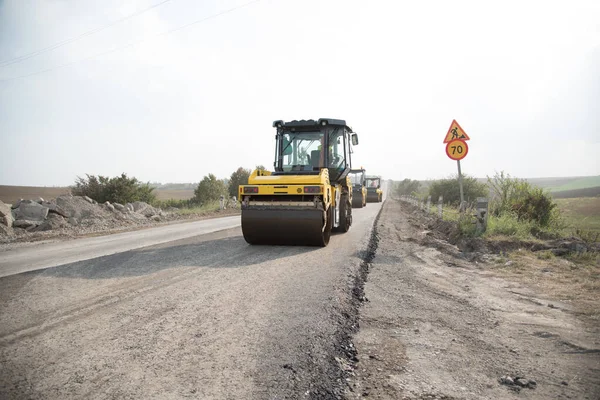 Asfalt rulo, yeni bir yol rulo. yol yapımı
