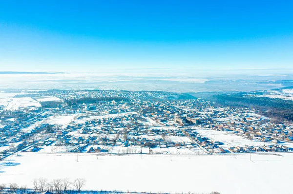 Küçük bir kış kasabası, kuş bakışı.