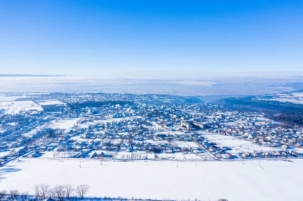 Küçük bir kış kasabası, kuş bakışı.