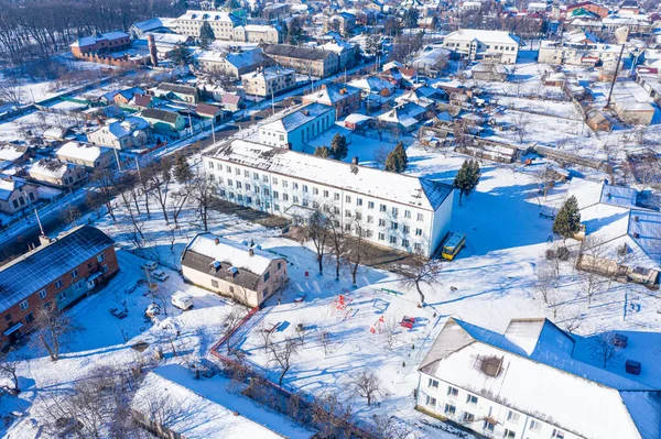 Küçük bir kış kasabası, kuş bakışı.