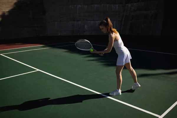 벽으로 봉사할 준비를 여자가 테니스를 — 스톡 사진