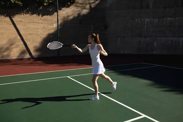 Pohled Mladou Bělošku Hrající Tenis Slunečného Dne Jak Běží Míči — Stock fotografie