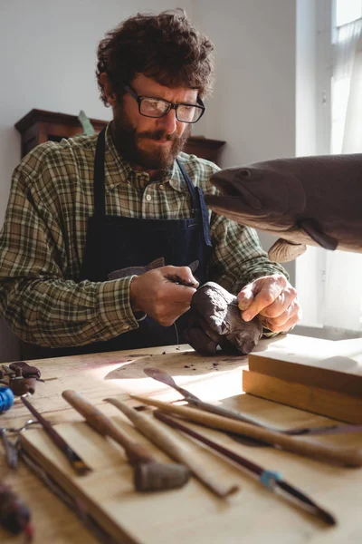 Artigiano Che Lavora Alla Scultura Argilla Laboratorio — Foto Stock
