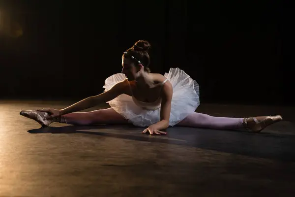 Bailarina Ballet Femenina Estirándose Antes Bailar Estudio —  Fotos de Stock