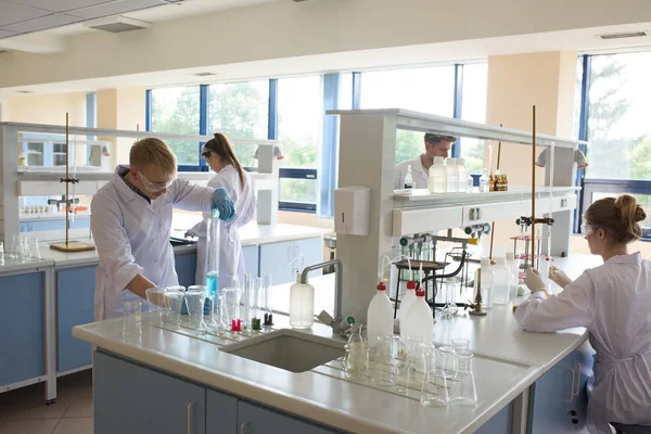 University Students Practicing Experiment Lab — Stock Photo, Image