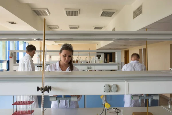 Jovens Estudantes Universitários Que Praticam Experiências Laboratório — Fotografia de Stock