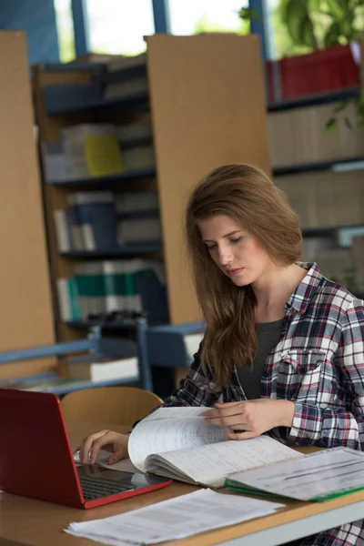 Jonge Vrouwelijke Student Met Behulp Van Laptop Tijdens Het Studeren — Stockfoto