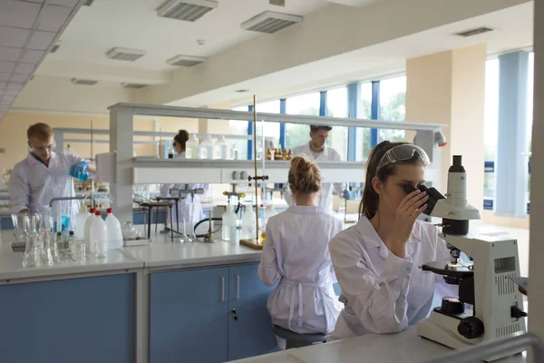 Students Practicing Experiment Lab — Stock Photo, Image