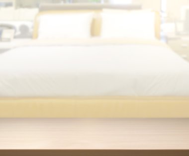 Masa üstü ve bulanıklık arka planda yatak odası