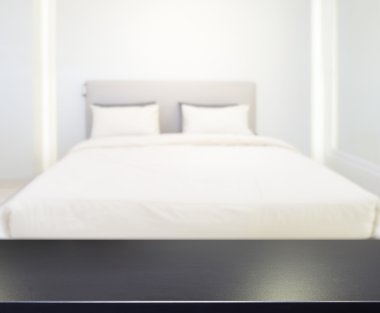 Masa üstü ve bulanıklık arka planda yatak odası