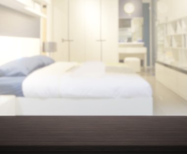 Masa üstü ve bulanıklık arka planda yatak odası