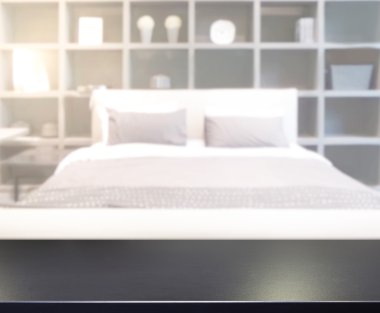 Masa üstü ve bulanıklık arka planda yatak odası