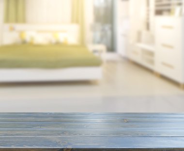 Masa üstü ve bulanıklık arka planda yatak odası