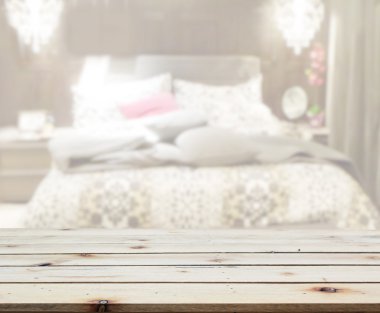 Masa üstü ve bulanıklık arka planda yatak odası