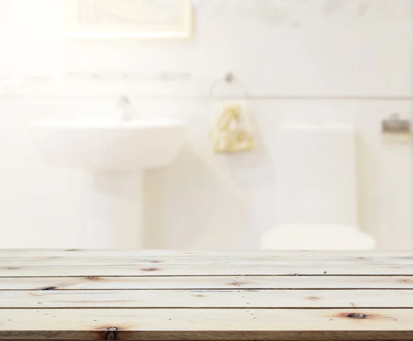 Bordsskivan och oskärpa badrum i bakgrunden — Stockfoto