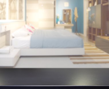 Masa üstü ve bulanıklık arka planda yatak odası