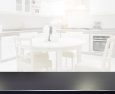 Masa üstü ve arka planın bulanık oturma odası