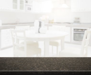 Masa üstü ve arka planın bulanık oturma odası