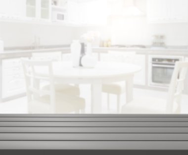 Masa üstü ve arka planın bulanık oturma odası