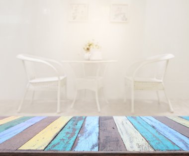 Masa üstü ve arka planın bulanık oturma odası