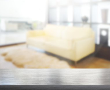 Masa üstü ve arka planın bulanık oturma odası