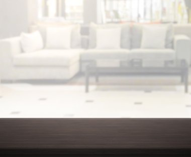 Masa üstü ve arka planın bulanık oturma odası