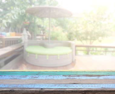 Masa üstü ve arka planın bulanık oturma odası